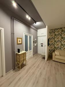 un soggiorno con un divano e un tavolo di Apartment Aurum Colosseum a Roma