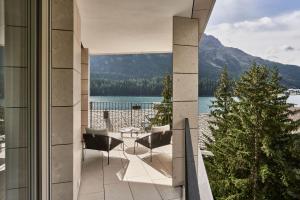 圣莫里茨Hotel GRACE LA MARGNA ST MORITZ的享有湖泊和山脉美景的阳台。