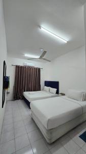 Ένα ή περισσότερα κρεβάτια σε δωμάτιο στο Anjung Vacation Home No 70