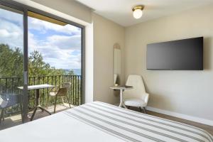 TV a/nebo společenská místnost v ubytování Barceló Illetas Albatros - Adults Only