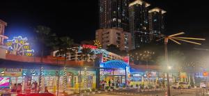 Večerní zábavní program pro hosty v ubytování Sunway Resort Suite direct access to Mall & Lagoon