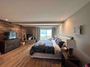 Rúm í herbergi á Beautiful suite with superb mountain view.