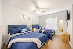 a bedroom with two beds and a ceiling fan at Relaxing place with pool in Cape Coral +27 photos