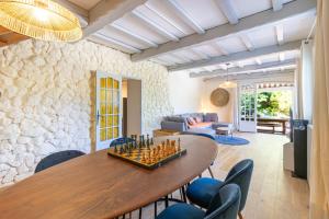 a living room with a chess board on a wooden table at Charmante maison sur Marseille in Marseille