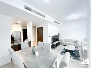 Μια τηλεόραση ή/και κέντρο ψυχαγωγίας στο Luxury 3-Bedroom Duplex in Damac Hills & balcony