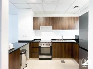 Η κουζίνα ή μικρή κουζίνα στο Luxury 3-Bedroom Duplex in Damac Hills & balcony