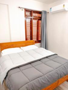 Ένα ή περισσότερα κρεβάτια σε δωμάτιο στο Nirmal Heights 102 Entire 2BHK flat