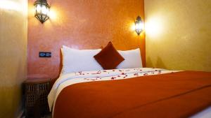 Postel nebo postele na pokoji v ubytování Riad Touhfa Kasbah Marrakech