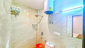 ニューデリーにあるHotel Moon Taj Near Yashobhoomi Convention Centreのシャワーと鏡付きのバスルーム +34枚の写真