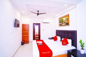 ニューデリーにあるHotel Moon Taj Near Yashobhoomi Convention Centreのベッドルーム1室(大型ベッド1台、赤い枕付)