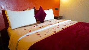 Postel nebo postele na pokoji v ubytování Riad Touhfa Kasbah Marrakech
