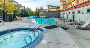 Bazen v nastanitvi oz. blizu nastanitve Renovated Condo, 2BR, 2BA, Heated Pool, 3 Hot Tubs, Pets Welcome!