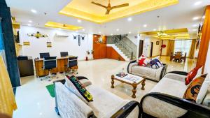 ニューデリーにあるHotel Moon Taj Near Yashobhoomi Convention Centreのソファとテーブルのある広いリビングルーム