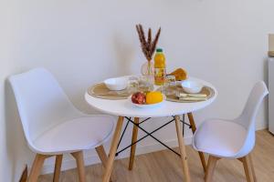 Makanan di atau berdekatan apartmen +7 gambar