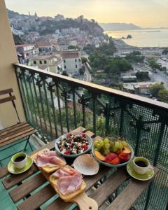 un tavolo con due ciotole di cibo su un balcone di Casa Di Luisa a Vietri