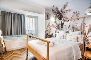a bedroom with a bed and a bath tub at Duna Hotel Boutique in Peñíscola