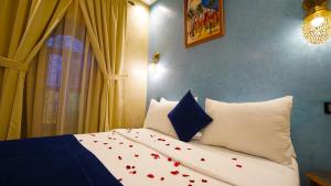 Postel nebo postele na pokoji v ubytování Riad Touhfa Kasbah Marrakech