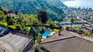 une vue aérienne d'un complexe hôtelier avec piscine dans l'établissement Vista Maccagno, à Maccagno Inferiore