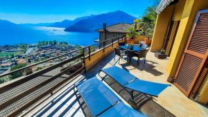 un balcon avec une table et des chaises et une vue sur l'eau dans l'établissement Vista Maccagno, à Maccagno Inferiore