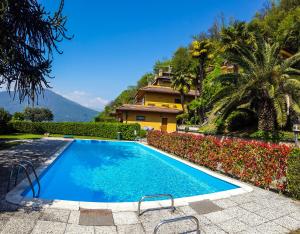 une piscine devant une maison dans l'établissement Vista Maccagno, à Maccagno Inferiore