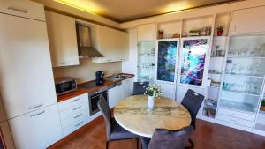 a kitchen with a table and chairs in a room at Vista Maccagno in Maccagno Inferiore