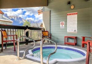 Fotografija v galeriji nastanitve Renovated Condo, 2BR, 2BA, Heated Pool, 3 Hot Tubs, Pets Welcome! v mestu Canmore