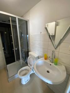Bilik mandi di Studio Apartment
