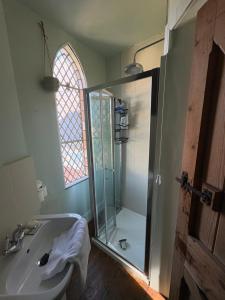 a bathroom with a glass shower and a sink at Cosy Cottage in Melbourne in Melbourne +13 photos