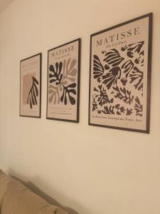 drei gerahmte Plakate an einer weißen Wand in der Unterkunft Alma Patagónica, Tu Departamento en el Centro in Trelew