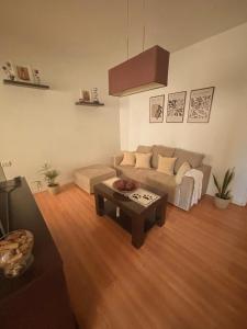 ein Wohnzimmer mit einer Couch und einem Couchtisch in der Unterkunft Alma Patagónica, Tu Departamento en el Centro in Trelew