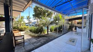 a conservatory with a bench on a patio at Brisa do Mar Barê Praia Hotel - Praia de BAREQUEÇABA in São Sebastião