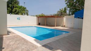 a swimming pool in a yard next to a building at Agua Azul Boca Chica Accommodation in Andrés