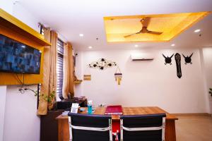 ニューデリーにあるHotel Moon Taj Near Yashobhoomi Convention Centreの木製のテーブルと椅子のあるダイニングルーム