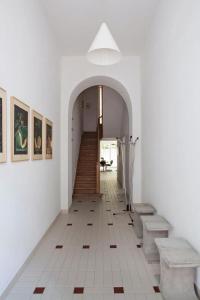 ブリュッセルにあるApartment with City View in Saint-Gilles, 80 m²の白い建物の階段付きの廊下