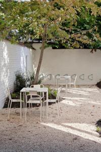 ブリュッセルにあるApartment with City View in Saint-Gilles, 80 m²の壁掛けのテーブルと椅子