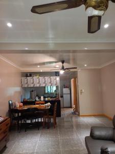 Posezení v ubytování Giru Properties