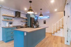 a kitchen with blue cabinets and a blue island at Maison 3 chambres à coucher vue sur la montagne in Bromont