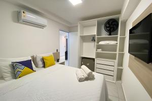 En eller flere senge i et værelse på Flat pé na areia c/ vista mar Branco Haus - MyFlats