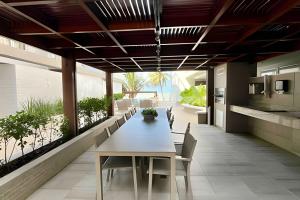 En balkon eller terrasse på Flat pé na areia c/ vista mar Branco Haus - MyFlats