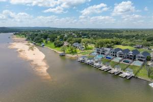 KingslandにあるSunset Oaks I with Concierge Servicesの水上リゾートの空中ビュー