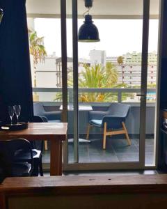 a room with a table and chairs and a window at Il Ducale a Playa del Inglés in Playa del Ingles