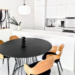 una cocina con mesa negra y sillas en Henniina V Pakkahuone II - City Center - Free Parking, en Oulu