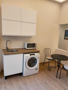 a kitchen with a washing machine and a sink at Igg VATICAN HOLIDAY in Rome