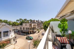 an apartment balcony with a view of a street at Le Raffiné - Studio avec balcon, proche de l'océan in La Baule