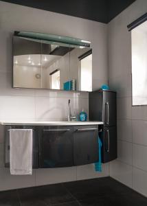cocina con fregadero y espejo en Ferienwohnung Christel und Andreas, en Sulzfeld 5 fotos más