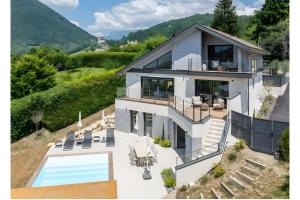 Luftaufnahme eines Hauses mit Swimmingpool in der Unterkunft Villa proche Lac in Écharvine