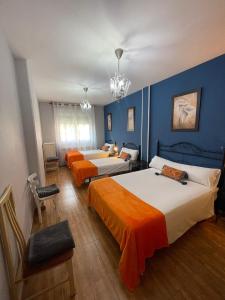 QuemadaにあるCasa Rural Ribera del Dueroのベッドルーム1室(ベッド3台付)