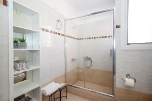 アイギナにあるThe heart of Aegina 4のガラスドア付きのシャワー付きのバスルーム