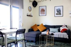 アイギナにあるThe heart of Aegina 4の青いソファとテーブルのあるリビングルーム +28枚の写真