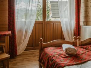 Ένα ή περισσότερα κρεβάτια σε δωμάτιο στο Olczański Zakątek